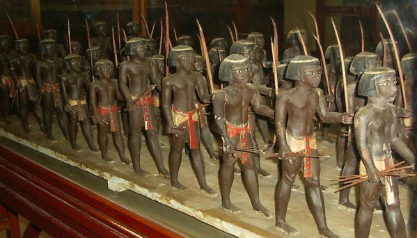 Figurines de soldats nubiens en bois